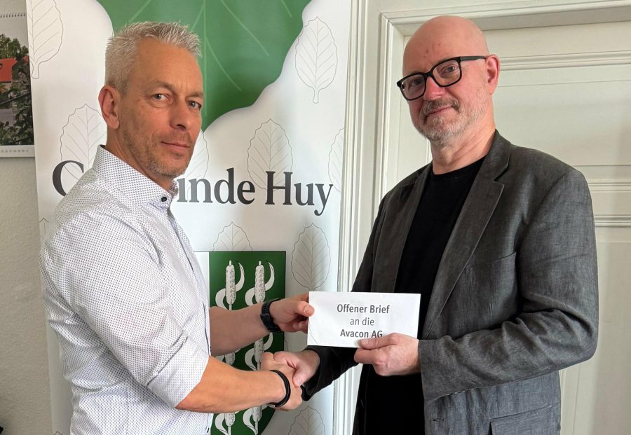Marcel Winkel, Bürgermeister der Einheitsgemeinde Huy, nimmt den Brief von Thomas Steckhan von der Bürgerinitiative „Freie Sicht auf Huy und Bruch - keine Freileitung in der Gemeinde Huy“ entgegen. Foto: Bernd Blum
